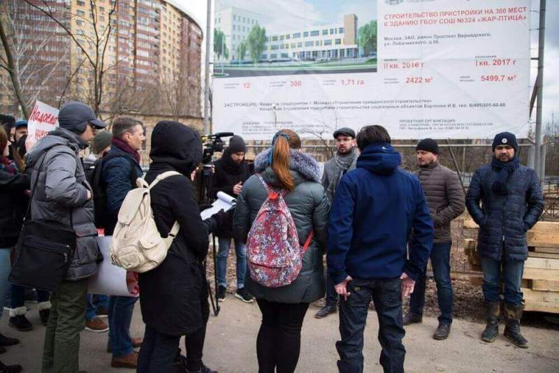 18 апреля возле котлована пристройки к школе 324 прошел  митинг жителей района